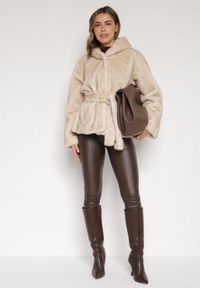 Born2be - Beżowa Kurtka Futerko z Kapturem i Wiązanym Paskiem Zetara. Okazja: na spacer, na co dzień. Typ kołnierza: kaptur. Kolor: beżowy. Materiał: futro. Styl: casual, klasyczny #5