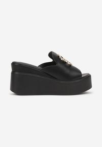 Born2be - Czarne Klapki Vices na Koturnie z Metaliczną Aplikacją Nitovella. Okazja: na co dzień. Kolor: czarny. Materiał: jeans. Wzór: aplikacja. Sezon: lato, wiosna. Obcas: na koturnie. Styl: elegancki, casual #5
