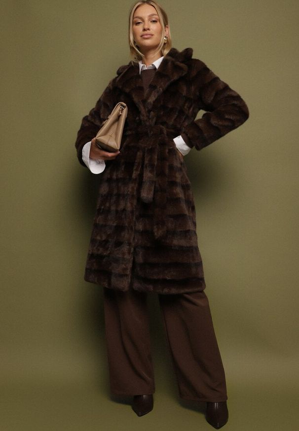 Born2be - Brązowy Klasyczny Płaszcz Futerko z Wiązanym Paskiem Aranelle. Okazja: na co dzień. Kolor: brązowy. Materiał: futro. Styl: klasyczny