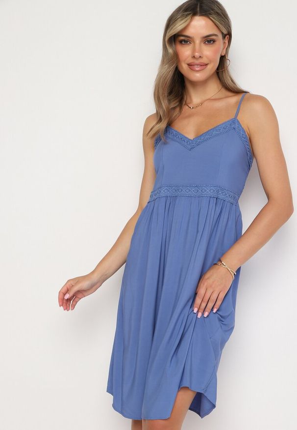 Born2be - Niebieska Sukienka z Wiskozy na Cienkich Ramiączkach z Regulacją Ozdobiona Lampasem i Haftem Nelrissa. Okazja: na imprezę. Typ kołnierza: dekolt w kształcie V. Kolor: niebieski. Materiał: wiskoza. Długość rękawa: na ramiączkach. Wzór: aplikacja, haft