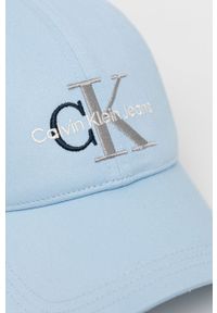 Calvin Klein Jeans czapka bawełniana z aplikacją. Kolor: niebieski. Materiał: bawełna. Wzór: aplikacja