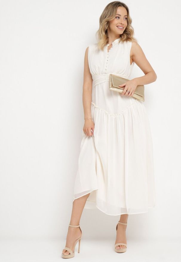 Born2be - Jasnobeżowa Sukienka Długa Rozkloszowana z Powlekanymi Guzikami Ingridesa. Kolor: beżowy. Długość: maxi