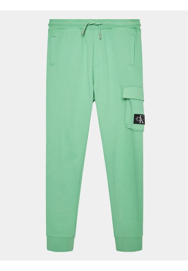 Calvin Klein Jeans Spodnie dresowe Badge Cargo IB0IB01600 Zielony Regular Fit. Kolor: zielony. Materiał: bawełna