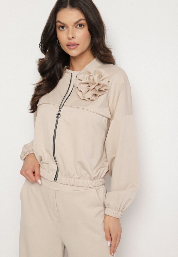 Born2be - Ciemnobeżowy Komplet Dresowy z Wiskozą Szerokie Spodnie i Bluza ze Stójką i Broszką Redasena. Kolor: beżowy. Materiał: wiskoza, dresówka