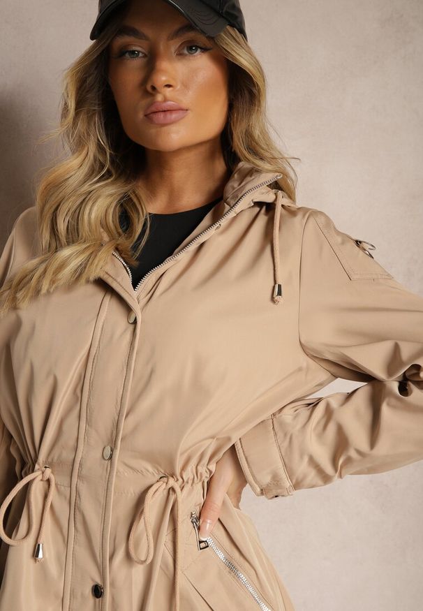 Renee - Beżowa Kurtka Parka Ściągana w Talii Troczkiem z Odpinanym Kapturem Fessiania. Okazja: na co dzień, na spotkanie biznesowe. Kolor: beżowy. Materiał: jeans. Styl: biznesowy, elegancki, casual