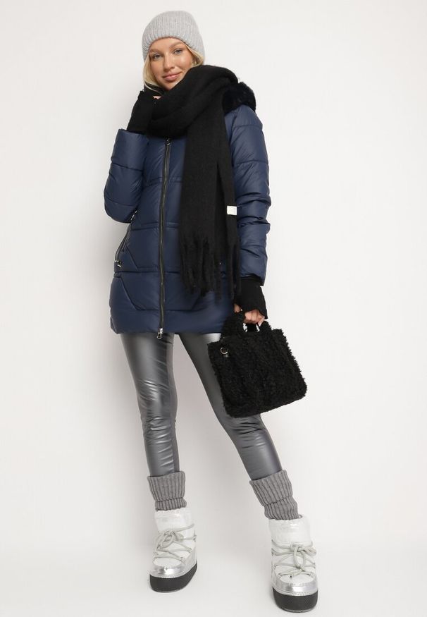 Born2be - Granatowa Pikowana Kurtka Zimowa z Szerokim Futrzanym Kołnierzem Elloriel. Okazja: na co dzień. Kolor: niebieski. Materiał: futro. Sezon: zima. Styl: elegancki, casual