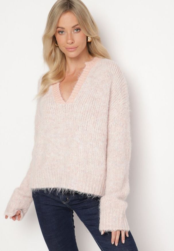 Born2be - Różowy Krótki Sweter z Wełną i Głębokim Dekoltem w Serek Savalithia. Typ kołnierza: dekolt w serek. Kolor: różowy. Materiał: wełna. Długość: krótkie. Sezon: zima