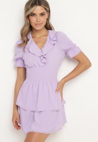 Born2be - Fioletowa Sukienka o Rozkloszowanym Kroju z Gumką w Pasie i Ozdobnymi Falbankami Werdia. Okazja: na co dzień. Typ kołnierza: kołnierz z falbankami. Kolor: fioletowy. Typ sukienki: rozkloszowane, proste. Styl: casual, klasyczny #1
