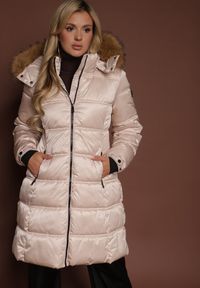Renee - Beżowa Pikowana Kurtka o Długim Fasonie z Odpinanym Kapturem z Futerkiem Fenalda. Okazja: na spacer. Kolor: beżowy. Materiał: futro. Długość: długie. Styl: elegancki