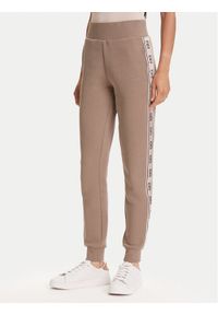 Guess Spodnie dresowe V2YB15 KB3P2 Brązowy Regular Fit. Kolor: brązowy. Materiał: bawełna