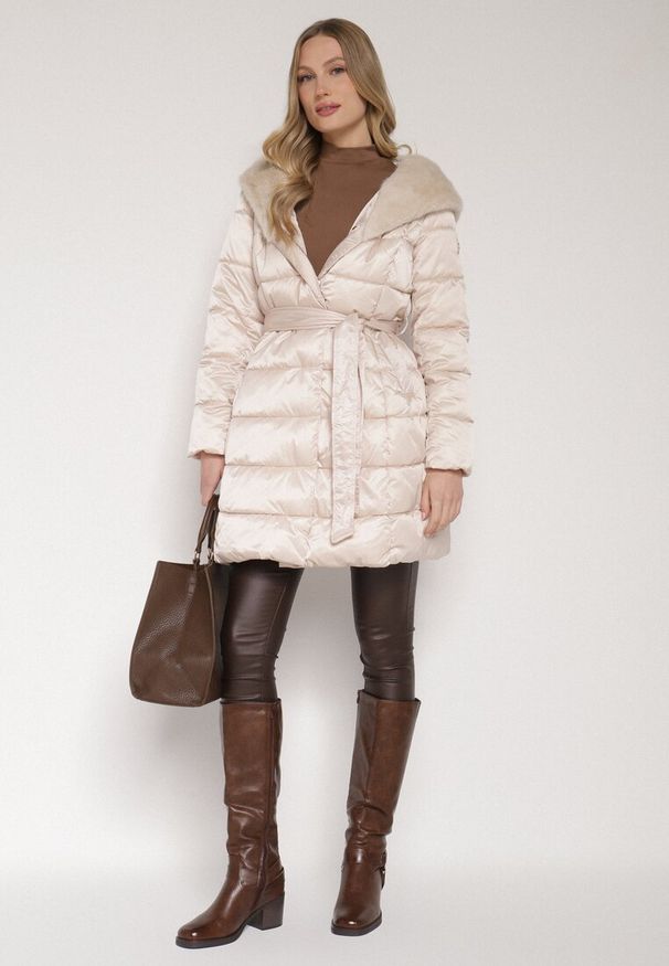 Born2be - Beżowa Długa Kurtka Ozdobiona Pikowaniem z Nieodpinanym Kapturem i Paskiem Lidaveia. Okazja: na co dzień. Kolor: beżowy. Materiał: jeans. Długość: długie. Wzór: aplikacja. Styl: klasyczny, casual, elegancki