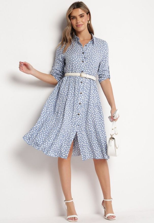 Born2be - Jasnoniebieska Rozkloszowana Sukienka Koszulowa Midi Maijane. Kolor: niebieski. Typ sukienki: koszulowe. Długość: midi