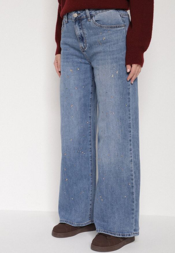 Born2be - Niebieskie Szerokie Jeansy z Wysokim Stanem i Błyszczącymi Aplikacjami Glysera. Stan: podwyższony. Kolor: niebieski. Wzór: aplikacja. Styl: klasyczny, elegancki