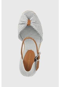 TOMMY HILFIGER - Tommy Hilfiger sandały BASIC SEERSUCKER HIGH WEDGE damskie kolor niebieski na koturnie FW0FW07160. Zapięcie: klamry. Kolor: niebieski. Materiał: guma. Obcas: na koturnie #2