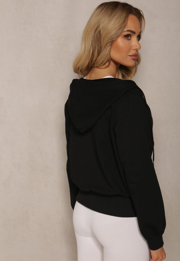 Renee - Czarna Casualowa Bluza z Ozdobnym Przeszyciem i Kapturem Siraca. Okazja: na co dzień. Kolor: czarny. Styl: casual