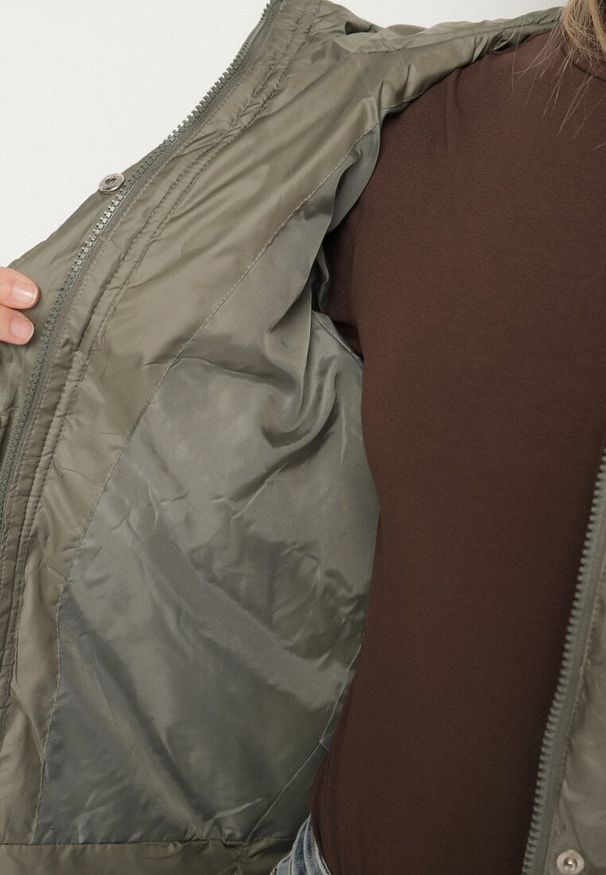 Born2be - Jasnozielona Przejściowa Kurtka z Geometrycznym Pikowaniem i Kapturem Arevitta. Okazja: na co dzień, na spacer. Kolor: zielony. Wzór: geometria. Sezon: wiosna. Styl: sportowy, klasyczny, elegancki, casual