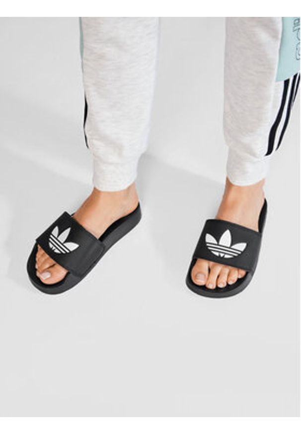 Adidas - adidas Klapki Adilette Lite FU8298 Czarny. Kolor: czarny. Materiał: skóra