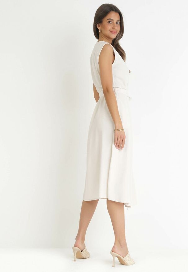 Born2be - Beżowa Trapezowa Sukienka z Wiązanym Paskiem Brystia. Kolor: beżowy. Materiał: materiał. Sezon: wiosna, lato. Typ sukienki: trapezowe