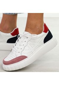 Białe skórzane ażurowane sneakersy damskie T.Sokolski W24-55. Okazja: na co dzień, na spacer. Kolor: biały. Materiał: skóra. Szerokość cholewki: normalna. Wzór: ażurowy. Sezon: wiosna, jesień, lato. Obcas: na platformie. Sport: turystyka piesza