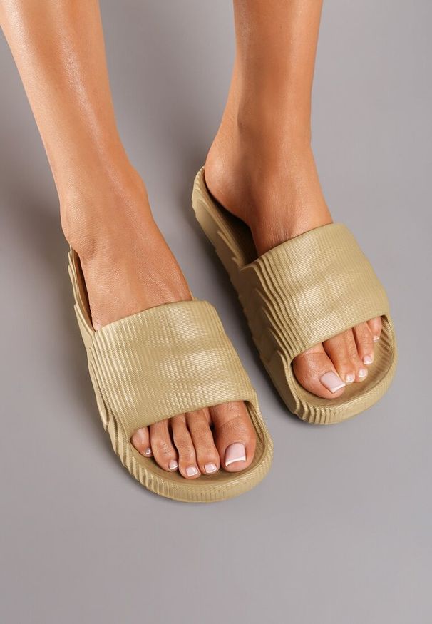 Born2be - Ciemnobeżowe Piankowe Klapki na Grubszej Podeszwie z Tłoczoną Cholewką Afnelia. Okazja: na co dzień, do domu. Kolor: beżowy. Styl: casual