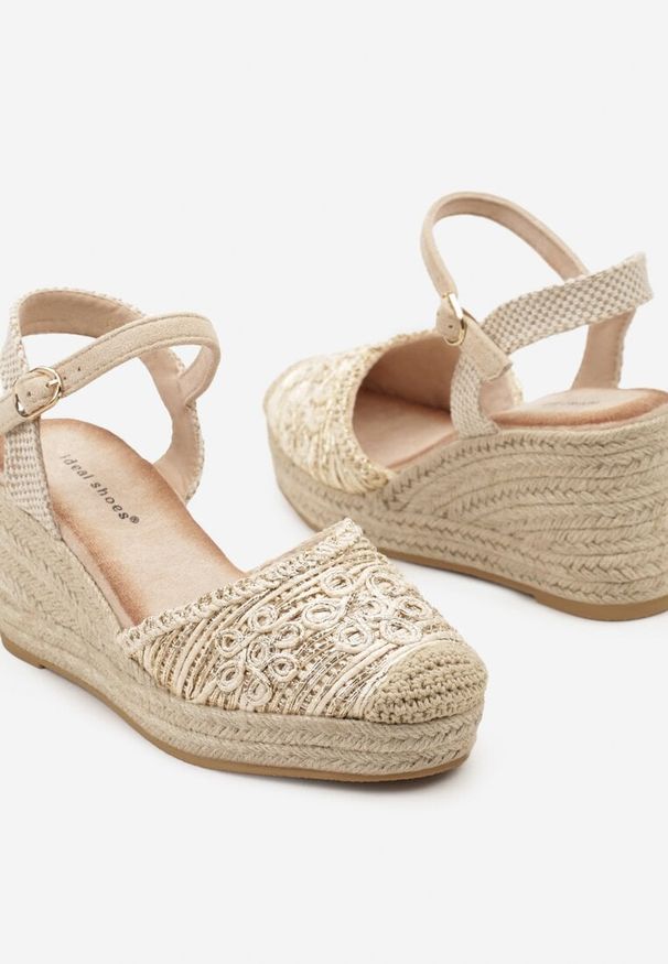 Renee - Beżowe Sandały na Koturnie ze Sprzączką i Ozdobną Plecionką Andela. Okazja: na co dzień, na spacer, na plażę. Zapięcie: sprzączka. Kolor: beżowy. Wzór: aplikacja. Sezon: lato. Obcas: na koturnie. Styl: casual