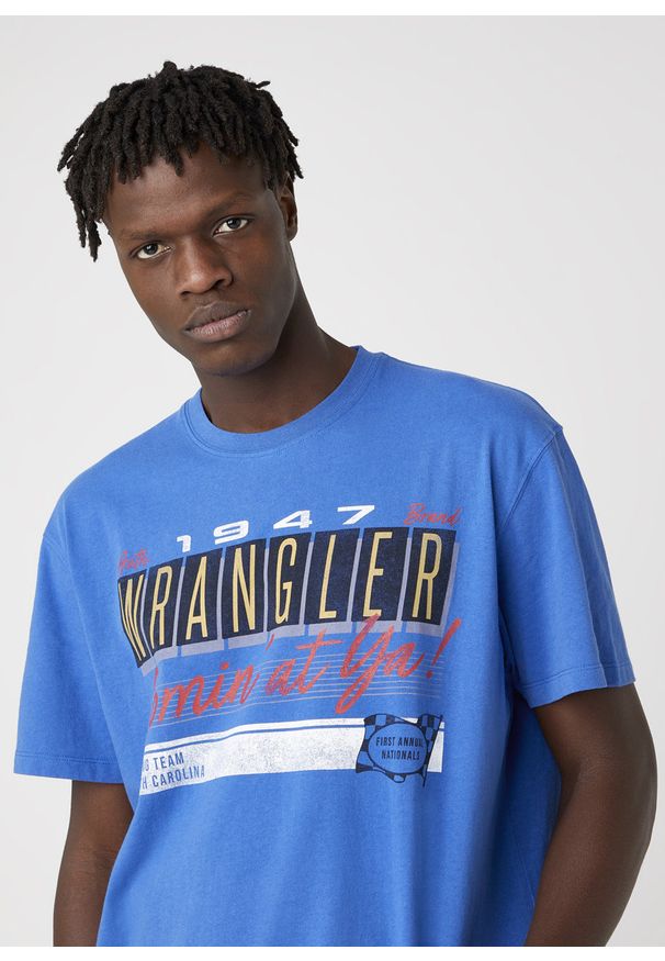 Wrangler - MĘSKI T-SHIRT WRANGLER SS CAR TEE WRANGLER BLUE W7APGFX05 112131358