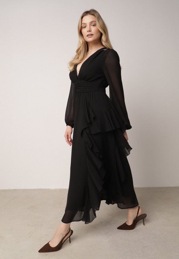 Born2be - Czarna Romantyczna Sukienka Koktajlowa z Falbanami i Marszczeniem w Pasie Aranilla. Typ kołnierza: kołnierz z falbankami. Kolor: czarny. Materiał: tkanina, materiał. Wzór: gładki, aplikacja. Typ sukienki: rozkloszowane. Styl: wizytowy