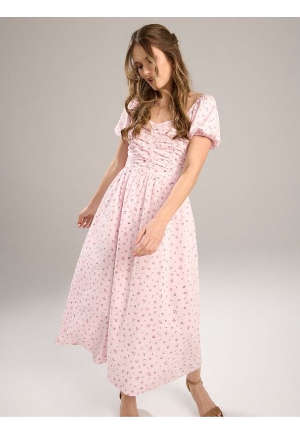 Sinsay - Bawełniana sukienka midi z bufiastym rękawem w kwiatki - wielobarwny. Materiał: bawełna. Wzór: kwiaty. Długość: midi