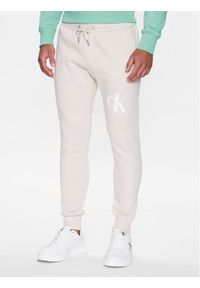 Calvin Klein Jeans Spodnie dresowe J30J322917 Beżowy Regular Fit. Kolor: beżowy. Materiał: syntetyk