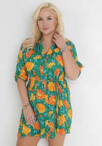 Born2be - Zielona Koszulowa Sukienka Mini z Guzikami i Materiałowym Paskiem Raimeda. Kolekcja: plus size. Kolor: zielony. Materiał: materiał. Wzór: kwiaty. Sezon: lato, wiosna. Typ sukienki: koszulowe. Długość: mini #6