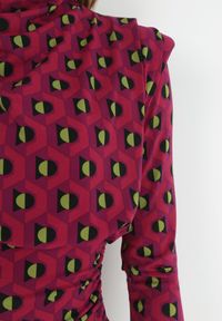 Born2be - Fuksjowa Sukienka Dopasowana w Geometryczny Wzór Bozi. Kolor: różowy. Materiał: tkanina. Wzór: geometria #2