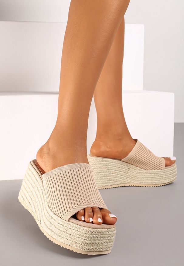 Renee - Beżowe Casualowe Klapki w Stylu Boho na Koturnie z Plecionką Neltara. Okazja: na co dzień. Nosek buta: otwarty. Kolor: beżowy. Sezon: lato. Obcas: na koturnie. Styl: boho, casual. Wysokość obcasa: średni