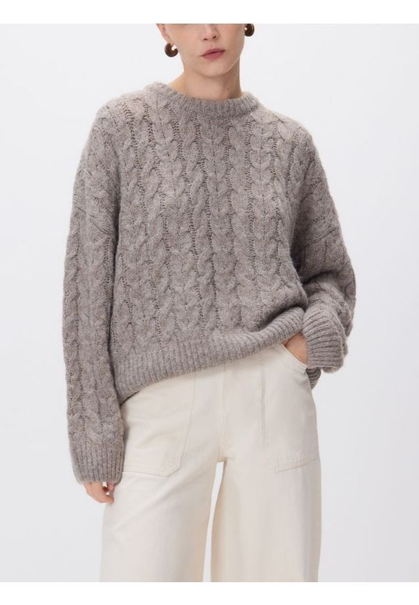 Reserved - Sweter z warkoczowym splotem - brązowy. Kolor: brązowy. Materiał: dzianina. Wzór: ze splotem