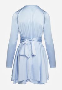 Renee - Niebieska Satynowa Sukienka Mini z Falbankami i Paskiem z Tyłu w Talii Catriona. Okazja: na imprezę. Typ kołnierza: kołnierz z falbankami. Kolor: niebieski. Materiał: satyna. Styl: elegancki. Długość: mini #7