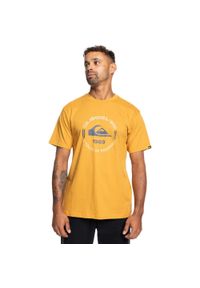 Quiksilver - Koszulka z krótkim rękawem dla Mężczyzn CIRCLE LOGO Żółty. Kolor: brązowy, wielokolorowy, żółty. Materiał: materiał, bawełna. Długość rękawa: krótki rękaw. Długość: krótkie. Wzór: nadruk