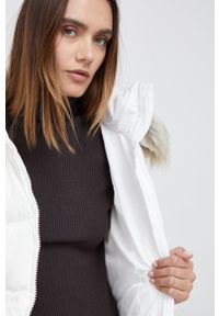 Calvin Klein kurtka puchowa damska kolor biały zimowa. Okazja: na co dzień. Kolor: biały. Materiał: puch. Sezon: zima. Styl: casual #6