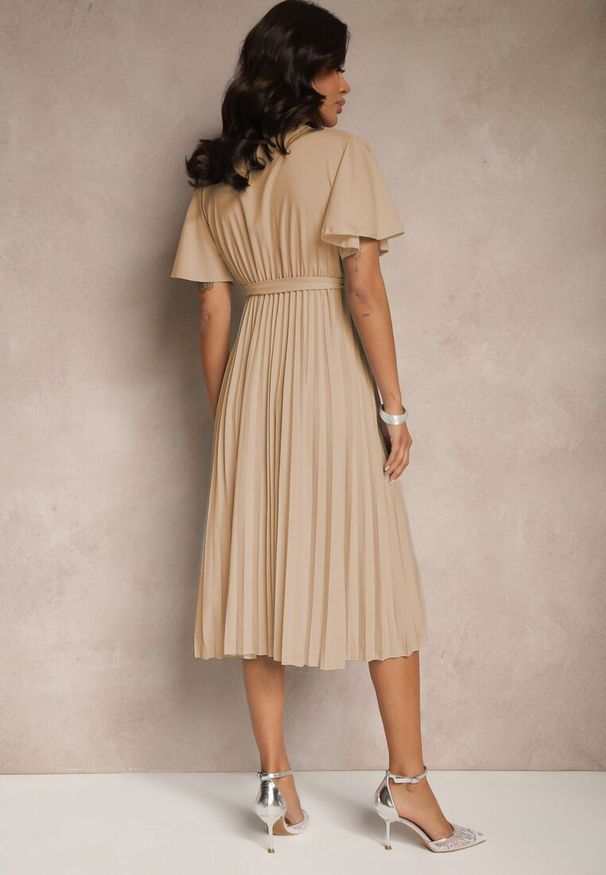 Renee - Ciemnobeżowa Sukienka Wiązana w Talii z Plisowaniem na Dole Dorseki. Kolor: beżowy. Typ sukienki: plisowane. Styl: klasyczny, elegancki