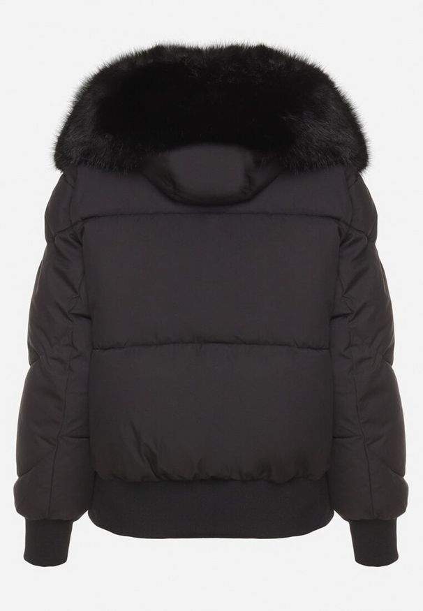 Born2be - Czarna Pikowana Kurtka z Szerokimi Ściągaczami i Ozdobnym Futrem przy Kapturze Inandria. Okazja: do pracy, na co dzień, na spotkanie biznesowe. Kolor: czarny. Materiał: futro. Długość rękawa: długi rękaw. Długość: długie. Styl: klasyczny, casual, elegancki, biznesowy