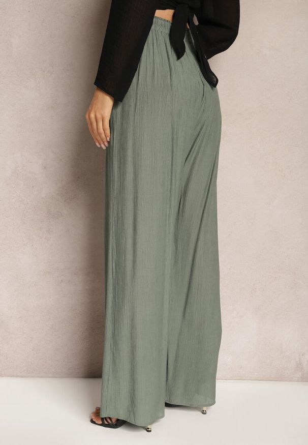 Renee - Ciemnozielone Wiskozowe Spodnie Szerokie z Gumką i Sznurkiem w Pasie Tarallia. Okazja: na co dzień. Kolor: zielony. Materiał: wiskoza. Styl: elegancki, casual