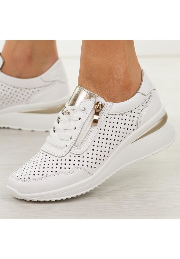 Białe skórzane ażurowe półbuty damskie Vinceza 95402. Okazja: na spacer, na co dzień. Nosek buta: okrągły. Zapięcie: sznurówki. Kolor: biały. Szerokość cholewki: normalna. Wzór: ażurowy. Materiał: skóra. Sezon: wiosna, lato. Obcas: na koturnie. Styl: casual, elegancki, klasyczny
