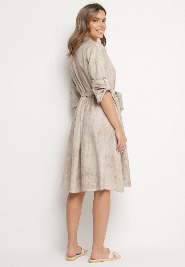 Born2be - Beżowa Sukienka o Koszulowym Kroju z Paskiem z Klamrą Evelmio. Okazja: na co dzień. Typ kołnierza: kołnierzyk klasyczny. Kolor: beżowy. Materiał: jeans. Długość rękawa: długi rękaw. Typ sukienki: koszulowe. Styl: klasyczny, casual, elegancki