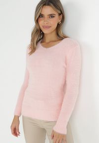 Born2be - Jasnoróżowy Sweter Wełniany Panaris. Typ kołnierza: dekolt w serek. Kolekcja: plus size. Kolor: różowy. Materiał: wełna. Styl: klasyczny