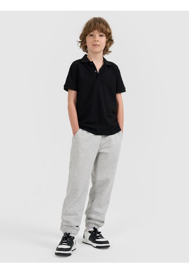 4f - 4F Koszulka polo regular chłopięca - czarna 140 (9-10 lat). Typ kołnierza: polo. Kolor: czarny. Materiał: dzianina. Wzór: ze splotem. Sezon: lato. Styl: klasyczny, sportowy
