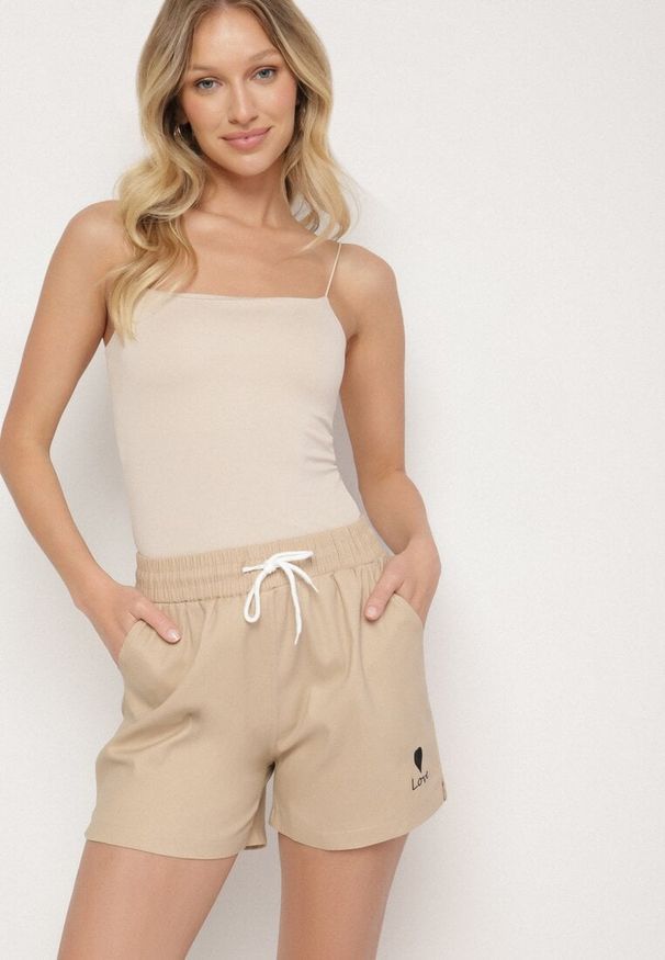 Born2be - Beżowe Dresowe Szorty o Prostym Kroju z Wiązaniem i Kieszeniami Foladea. Okazja: na co dzień, na spacer. Kolor: beżowy. Materiał: dresówka. Styl: klasyczny, casual
