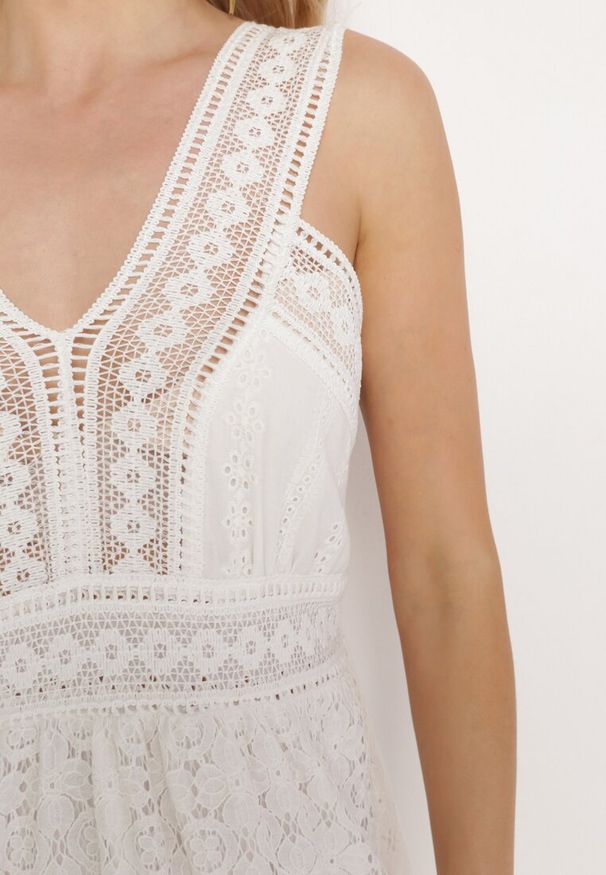 Born2be - Biała Koronkowa Sukienka na Szerokich Ramiączkach z Falbanką Disella. Okazja: na spacer. Kolor: biały. Materiał: koronka. Długość rękawa: na ramiączkach. Styl: elegancki