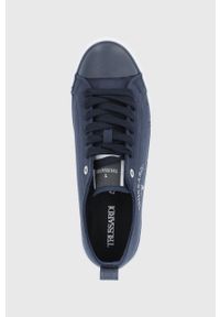 Trussardi Jeans - Trussardi tenisówki męskie kolor granatowy. Nosek buta: okrągły. Zapięcie: sznurówki. Kolor: niebieski. Materiał: guma