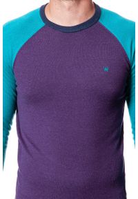 Wrangler - MĘSKI SWETER WRANGLER RAGLAN KNIT PURPLE PENNANT W86152PWT. Kolor: fioletowy. Długość rękawa: raglanowy rękaw. Wzór: aplikacja #4