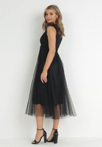 Born2be - Czarna Sukienka Clymotis. Typ kołnierza: kołnierz z falbankami, kołnierzyk stójkowy. Kolor: czarny. Materiał: koronka. Długość rękawa: bez rękawów. Długość: midi #6