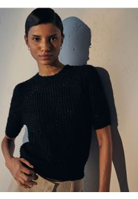 Reserved - Sweter o strukturalnym splocie - czarny. Kolor: czarny. Materiał: dzianina, wiskoza. Wzór: ze splotem #1