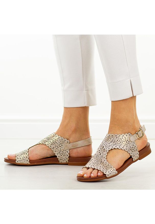 Złote płaskie sandały damskie M.Daszyński 1958-11. Okazja: na spacer, na co dzień. Kolor: złoty. Materiał: skóra. Wzór: ażurowy. Sezon: wiosna, lato. Styl: casual, elegancki, klasyczny, wakacyjny